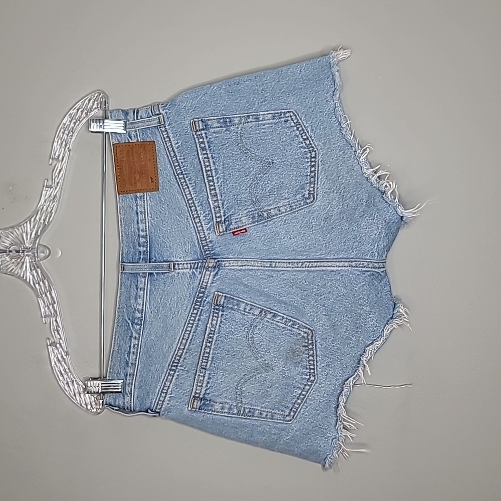 501 Levi's size W28 (US size 6) hi-rise button fly jean shorts